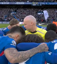 Scene bizare în Premier League     VIDEO.   Jucătorii lui Chelsea   l-au înconjurat pe arbitru  la centrul terenului înainte de meciul cu Newcastle