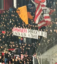 Dinamo ia  atitudine  Clubul se dezice de   mesajele rasiste  ale suporterilor de la meciul cu Rapid: „Respingem astfel de comportamente”