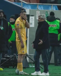 Drăgușin îngrijorează  Ce poate aștepta Lucescu în barajul cu Turcia.   Minusuri și un plus.  Suferă după 11 luni de pauză