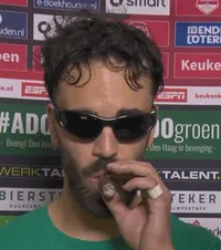 A cucerit internetul  Fundașul lui ADO Den Haag a apărut în fața camerelor cu    un trabuc și o bere:  „Aș merge la război cu băieții ăștia”