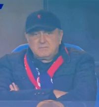 Dan Șucu, în roș-albastru  Cum a fost surprins patronul alb-vișiniilor, în timpul meciului   CFR - Rapid