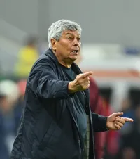 Lucescu are o singură necunoscută  Selecționerul se gândește la al 11-lea nume pentru barajul cu Turcia.   Ce ar putea alege la mijloc
