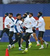 ANTRENAMENT CU DOUĂ TREIMI DIN LOT    Toate detaliile de la ședința de pregătire condusă de Mircea Lucescu:   cine a lipsit  + ce jucător s-a pregătit separat