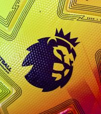 Au salvat un bărbat!   Doi jucători din   Premier League  au sărit în ajutorul unei victime a unui atac rasist. Ce s-a întâmplat