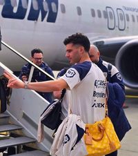 „Tricolorii” au plecat în Turcia    FOTO.    Man și Hagi  au atras toate privirile la îmbarcarea în avion. Geanta purtată de Ianis are un preț fabulos