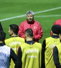 Duelul celor lansați de Lucescu  Câți jucători aflați acum în lot   a promovat Il Luce la naționala Turciei.  Doi luptă pentru același post