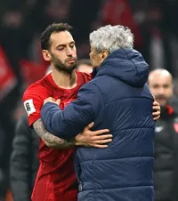 Clipe de emoție pură     VIDEO  Cum se desparte   Lucescu  de fotbal, îmbrățișat îndelung de Calhanoglu și de Montella