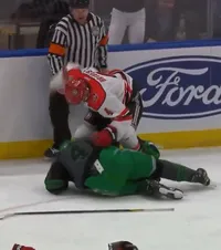 Polițiștii s-au bătut cu pompierii!    FOTO+VIDEO.  Imagini uluitoare din SUA: momentul în care se iscă o bătaie generală la   un meci de hochei caritabil