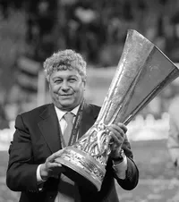 A murit Mircea Lucescu  Fotbalul românesc, în doliu »   Cel mai mare antrenor român  din istorie s-a stins la 80 de ani