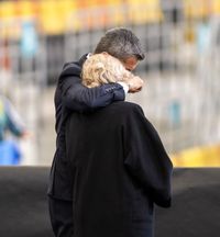 În numele tatălui    FOTO.     Răzvan Lucescu  a trecut prin toate stările la priveghi » Gest emoționant în memoria tatălui său