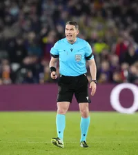 Kovacs a stârnit furie în Spania!    FOTO.  Românul, pus la zid după o fază controversată din   Barcelona - Atletico:  „Scandalos! Una dintre cele mai grave greșeli”