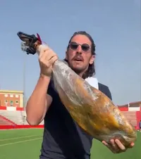 „Hai, mâncați jambon!”     VIDEO.   Fotbaliști musulmani, fugăriți de președintele clubului cu o bucată de   carne de porc