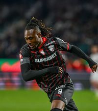 Lucescu, lipit peste Hîldan  Dinamoviștii   au acoperit chipul „Unicului căpitan”  cu poza lui Il Luce, pe tricourile de joc cu CFR. Unde a fost mutat portretul lui Cătălin