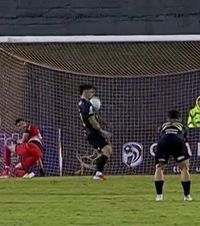 N-a știut ce l-a lovit!    VIDEO.  A înscris într-un mod   norocos, dar dureros:  „Nu mai puteam să deschid ochii”. Tocmai ratase un penalty