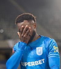 Ce a fost în capul lui Etim    FOTO.  Atacantul Craiovei,   eliminat  în min. 20  cu U Cluj, după o intrare de neînțeles!