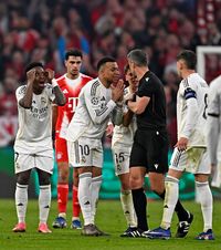 Au sărit la arbitru!    FOTO.    Fotbaliștii lui Real Madrid, furioși după eliminarea din Liga Campionilor!  Jude Bellingham, ținut cu greu! Guler a văzut cartonașul roșu!