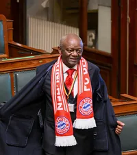 Tatăl lui Kompany, gest în Parlament    Cum a sărbătorit  părintele antrenorului de la Bayern Munchen calificarea în semifinalele Ligii Campionilor