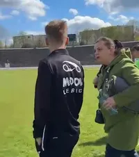 „Nu știi cu cine te pui”  Mama unui jucător a amenințat arbitrii:   „Vrei să nu mai arbitrezi  în viața ta?” + Bătaie generală între părinți