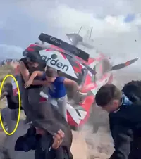 Tragedie în lumea raliurilor    VIDEO.  Mașina s-a răsucit de șase ori în aer! Izbit în plin,   un spectator a murit