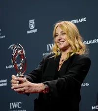Nadia, ce moment!    FOTO:  Legenda gimnasticii,   premiată la Gala Laureus.  A plâns când Simone Biles a numit-o „eroina mea” și i-a mulțumit soțului ei: „M-ai salvat”