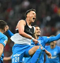 Jocul stoperilor și al unui portar  Numai fundașii puteau marca în semifinala Dinamo - Craiova.   Rus s-a bucurat la final.  L-a ajutat Popescu, erou la 11 metri