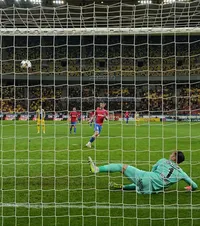 Tănase, în stilul Zidane    Execuție aproape identică  a decarului FCSB la penalty cu cea a francezului în finala CM