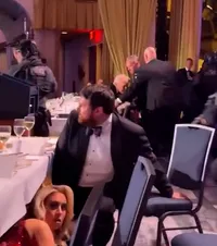 Trump, evacuat de urgență!    FOTO:  Atentat în SUA dejucat cu 46 de zile înainte de Mondial:   „Un agent împușcat”.  Ce s-a întâmplat cu atacatorul