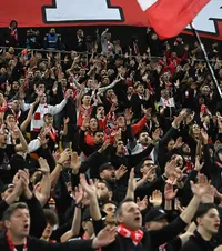 Incidente la Dinamo - Rapid  Scandal la pauza meciului. Agresorul   s-a refugiat în galeria „câinilor”.  Cum au reacționat ultrașii