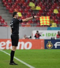 Cine este Adrian Vornicu   Cum l-a promovat Vassaras pe lista FIFA pe asistentul care   n-a semnalizat ofsaidul evident  la U Craiova - Dinamo