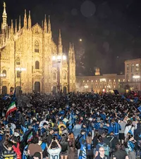Noapte albă la Milano!    VIDEO.  Jucătorii lui Inter   au celebrat titlul cu fanii  în Piața Domului: „Campionii Italiei suntem noi!”