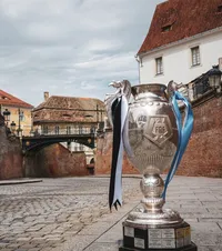 Cupa României a ajuns la Sibiu     FOTO.  Imagini spectaculoase cu trofeul, cu o zi înainte de   finala dintre U Cluj și Craiova