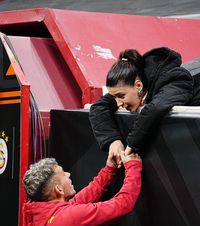 „Am vrut să-i fac rău!”    Starul lui Galatasaray,  atacat de un bărbat obsedat de iubita jucătorului: „Într-un moment de furie, l-am lovit” » Cine l-a salvat