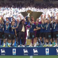 Chivu, aclamat la scenă deschisă     VIDEO+FOTO de excepție!  Inter, în sărbătoare: echipa românului a primit   trofeul de campioană  în Serie A
