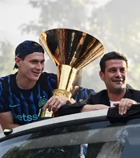 Chivu i-a uimit pe italieni!    FOTO+VIDEO.  Obiectul cu care românul   a atras toate privirile  la parada lui Inter. Aduce aminte de un moment foarte greu din viața lui