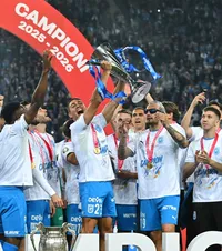 Parada campionilor la Craiova!  Reporterii   GOLAZO.ro  sunt în centrul sărbătorii din Bănie » Ce se întâmplă acum în   Piața Mihai Viteazul