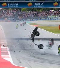 Accidente terifiante la MotoGP    FOTO:  Alex Marquez,   spitalizat de urgență cu leziuni grave.  Zarco și-a prins piciorul în motocicleta altui pilot! Care e starea lor