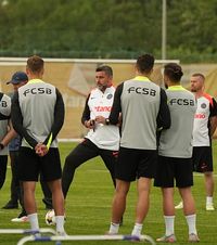 Baciu și-a băgat jucătorii în ședință    VIDEO + FOTO.  Noul tehnician de la FCSB a condus   primul antrenament  în formulă aproape completă