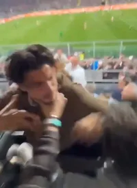 Bătaie în tribune la baraj    VIDEO  Scene incredibile de la pauza meciului: familia directorului sportiv   a ajuns la spital