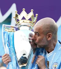 Imagini nemaivăzute cu Guardiola   Fiica antrenorului a postat câteva clipuri la plecarea de la City: KDB   îi toarnă votcă pe gât   lui Pep + jucătorii au dat buzna peste el în birou