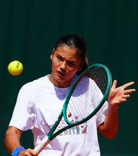 Răducanu, contra curentului  Emma a refuzat protestul la Roland Garros: „De ce nu aș vrea să vorbesc cu voi mai mult de 15 minute?”. A vorbit 11😄