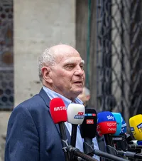 Hoeness râde de Clasico  Ce reacții a avut liderul lui Bayern când i s-a spus că   Barcelona îl vrea pe Kane și Real pe Olise