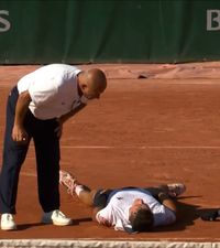 Panică la Roland Garros    VIDEO.  S-a prăbușit pe teren după   o partidă care a durat aproape 5 ore!