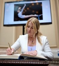 „Generația de astăzi să știe asta”    VIDEO.  BNR a lansat trei monede dedicate performanței istorice a       Nadiei Comăneci  de la JO 1976