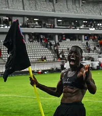 Sărbătoare roș-albastră pe „Arc”    FOTO:  Jucătorii FCSB au cântat pe teren cu fanii și în vestiar, după calificare.   Gestul lor + reacția lui Kopic