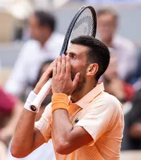 Djokovic, șansă ratată     FOTO.  A condus cu 2-0 la seturi, dar a fost   eliminat de la Roland Garros.  Mesaj la fileu și întrebarea care l-a deranjat după meci: „Te opresc aici”