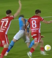 „Simulare crasă”    FOTO:  Verdictul specialistului după cele   două penalty-uri  acordate în FC Voluntari - Hermannstadt: „Nu se dă la nivel înalt”