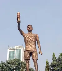 Statuia lui Messi, demontată  Monumentul dedicat argentinianului a fost declarat nesigur:   „Se leagănă când bate vântul”