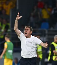 Hagi, agitație continuă!    VIDEO.   Cum a trăit selecționerul primul meci acasă:   scandal pe bancă  după golul galezilor! Ce a reproșat staff-ului