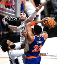 Au cucerit Texasul. Urmează lovitura finală?  Meciul 3 din marea finală NBA,   New York Knicks - San Antonio Spurs,  se joacă la noapte. Trump, decizie fără precedent