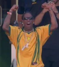 Confundat cu Ronaldinho!    FOTO:    Cine e artistul american  care i-a derutat pe comentatori și pe microbiști. A sărbătorit euforic golul lui Vinicius